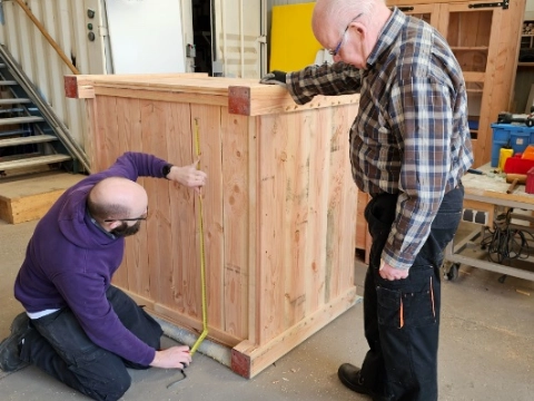 Stadserf krijgt grote, houten boom- en heesterbakken