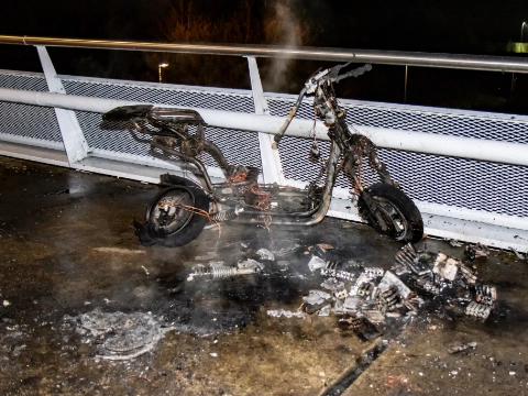 Deelscooter op viaduct staat in brand én explodeert