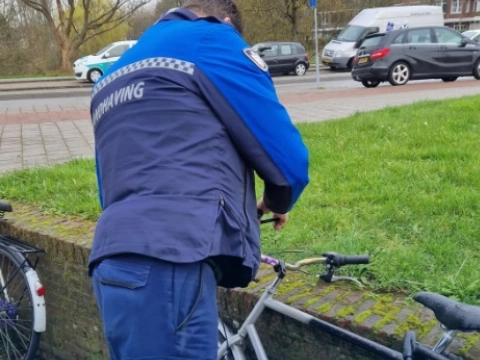 Fietsen voorzien van label bij metrostation