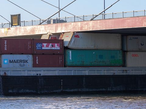 Chaos: containerschip ramt Willemsbrug