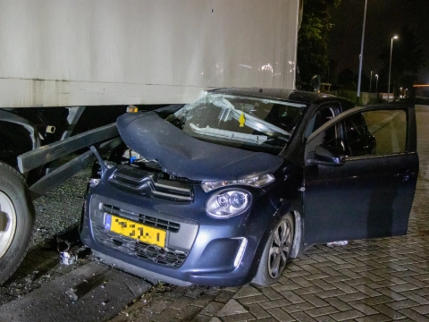 Metalen strip door voorruit verwondt passagier na aanrijding