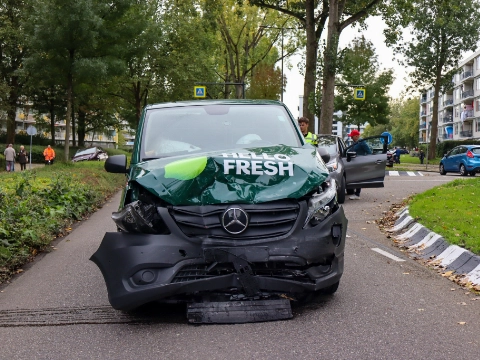 Aanrijding nadat automobilist stopt voor fietser