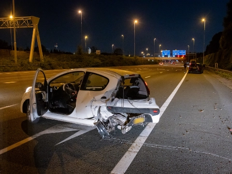 Botsing op A4 zorgt voor flinke schade