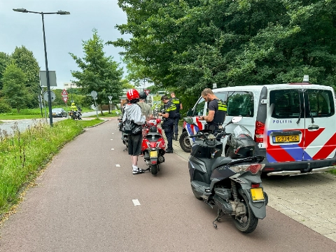 Politie controleert scooters