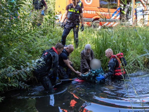 Scootmobiel te water; brandweer redt