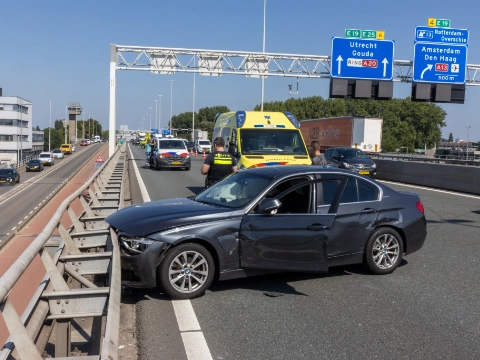 Auto in de vangrail op A20