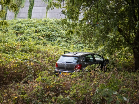 Auto vliegt uit de bocht van A20
