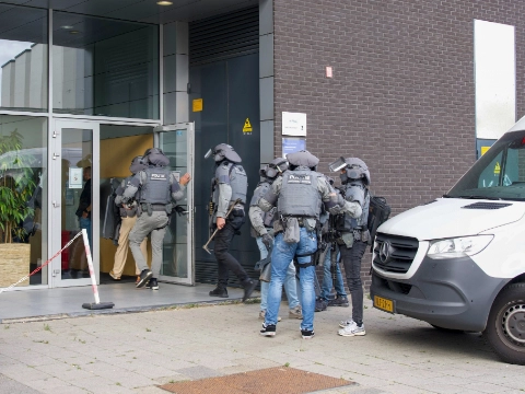 Arrestatieteam valt reclasseringsgebouw binnen