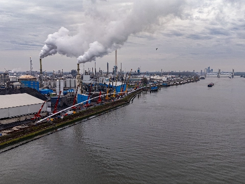 Warmtelinq boort transportleiding onder Nieuwe Maas