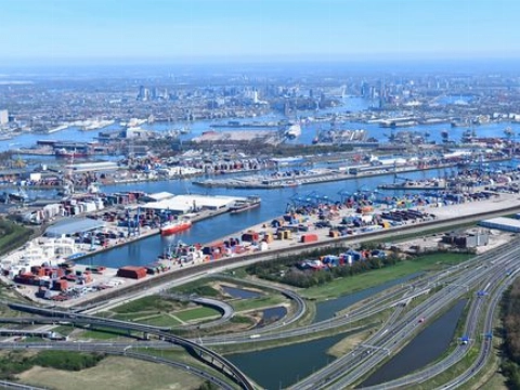 Politie arresteert verdachten van cybercrime Waalhaven