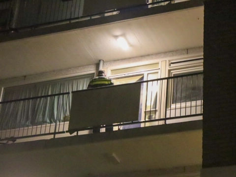 Explosie bij voordeur van flatwoning