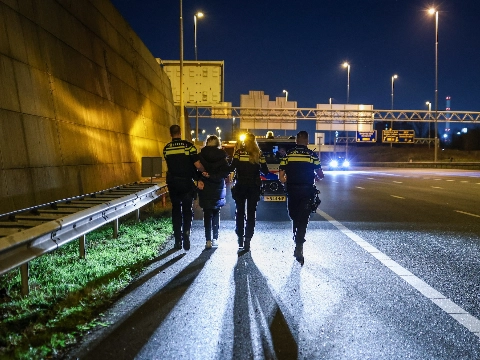 Vrouw van snelweg gehaald