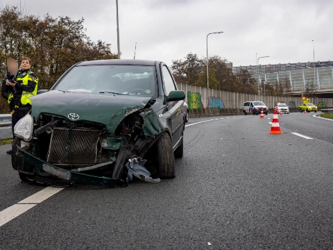 Auto botst tegen 'beruchte' muur in bocht A20