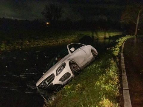 Auto door gladheid in sloot