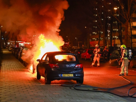 Auto in Groenoord brandt deels uit