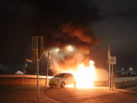 Bus en auto in brand