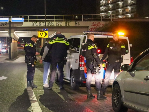 Auto doorzocht door agenten in kogelwerende vesten