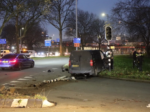Verkeerslicht uit de grond gereden na aanrijding