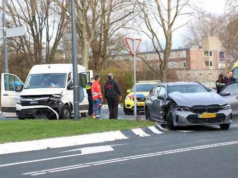 Taxibusje en auto botsen op Hargalaan