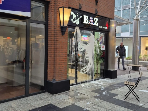 Weer verf op ramen Vlaardingse kapper