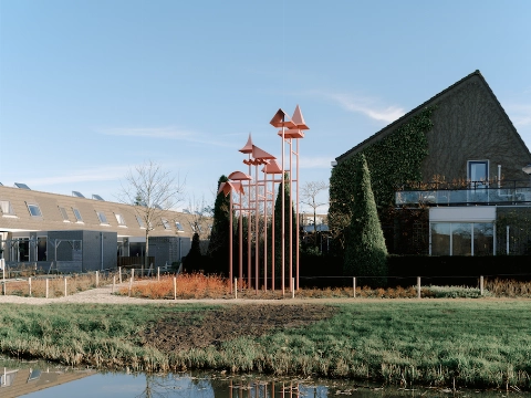 Roze kunstwerk vormt nieuw herkenningspunt voor wijk De Akkers