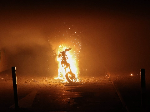 Elektrische scooter brandt volledig uit in Schiedam