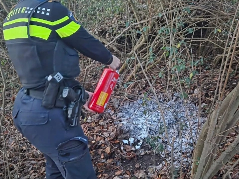 Politie blust vuurwerkbrandje