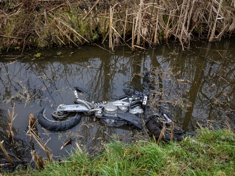Motorrijder raakt te water