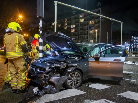Forse aanrijding op drukke kruising