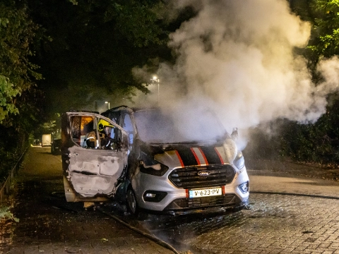 Geparkeerde bestelbus uitgebrand