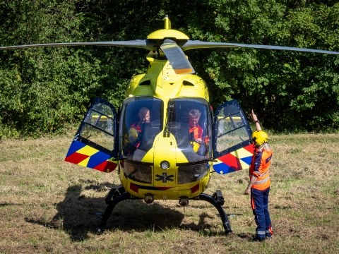 Traumahelikopter voor medische noodsituatie Over de Vesten