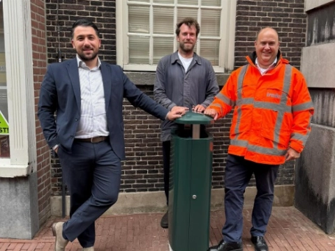 Onthulling eerste nieuwe 'vogelproof' afvalbak in Hoogstraat