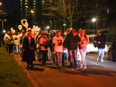 Stille tocht voor Joni, in het wit