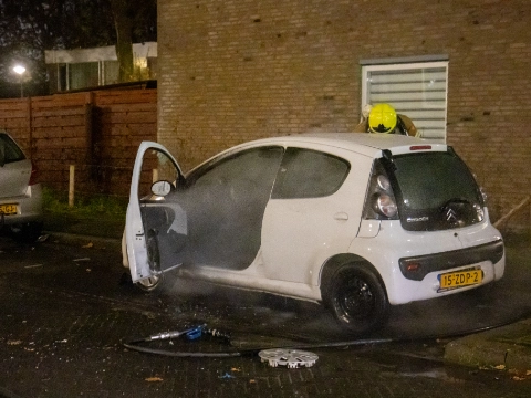 Auto vliegt na explosie in brand