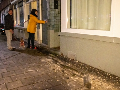 Betonnen vensterbank valt van twee hoog uit kozijn