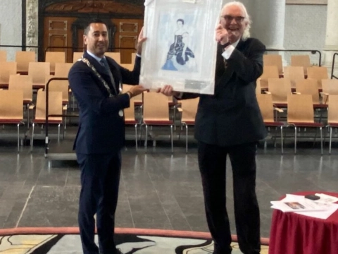 Pluim op de hoed van jarige historische vereniging