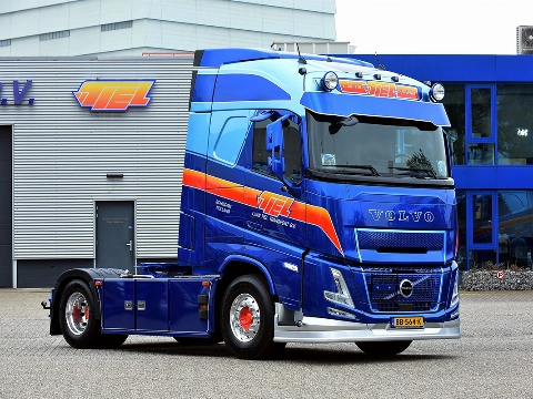 Van Tiel neemt honderdste Volvo in gebruik