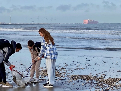 Schiedamse leerlingen maken strand schoon