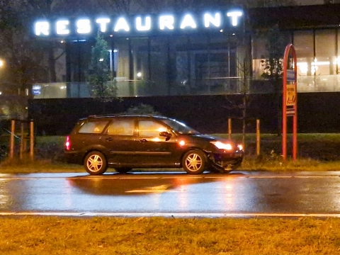 Auto wijkt uit voor zwaan en komt in vangrail terecht