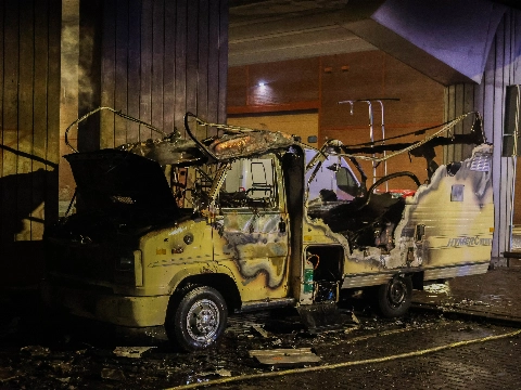 Kampeerwagen brandt uit