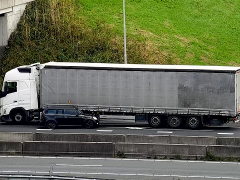 Auto in rondte na aanrijding met vrachtwagen