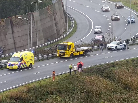 Auto belandt in sloot langs A4