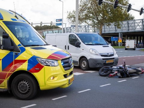 Bestelbus en brommer botsen