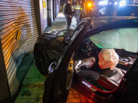 Auto botst op roldeur