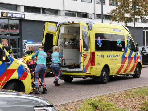 Kind en volwassene naar ziekenhuis na aanrijding