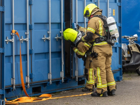 Brandweer breekt verdachte container open