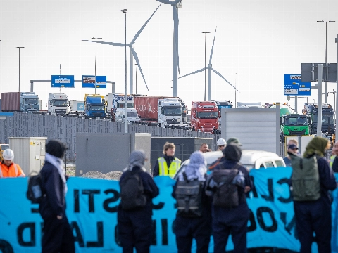 Actiegroep blokkeert vrachtverkeer op Maasvlakte