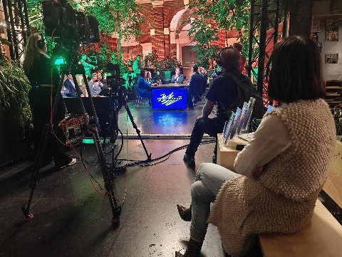 Samen kijken naar verkiezingsuitslagen in Korenbeurs