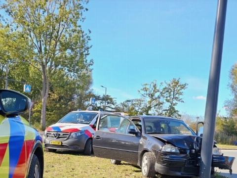 Auto total loss, bestuurder vast