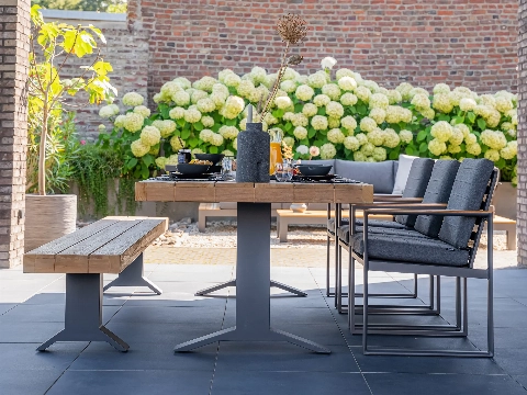 Gezellige tuinhoeken met tuintafels in Schiedam
